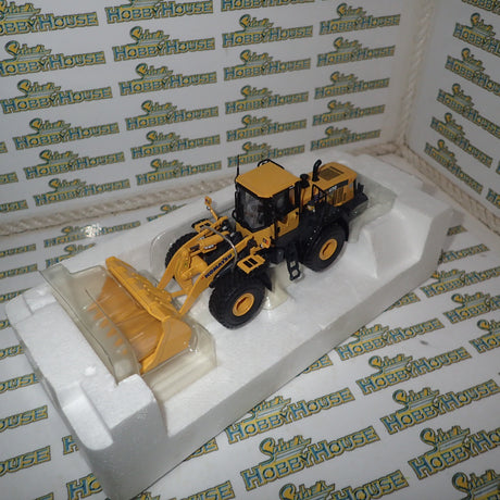 Universal Hobbies 8001U - 1/50 Scale Kamatsu WA 470 the expert's line