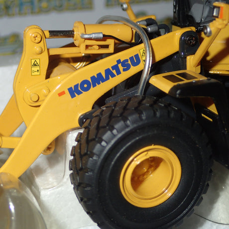 Universal Hobbies 8001U - 1/50 Scale Kamatsu WA 470 the expert's line