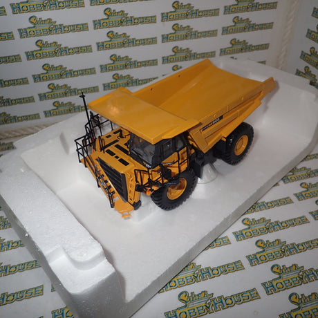 Universal Hobbies 8009U - 1/50 Scale Kamatsu HD605 Dump Truck the experts line