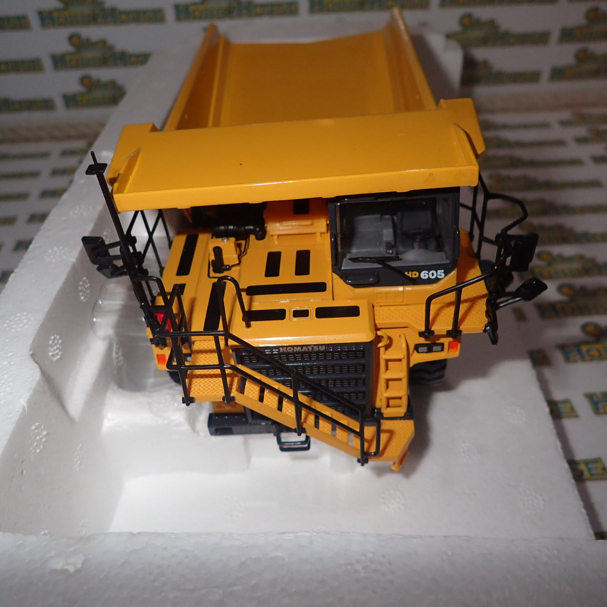 Universal Hobbies 8009U - 1/50 Scale Kamatsu HD605 Dump Truck the experts line