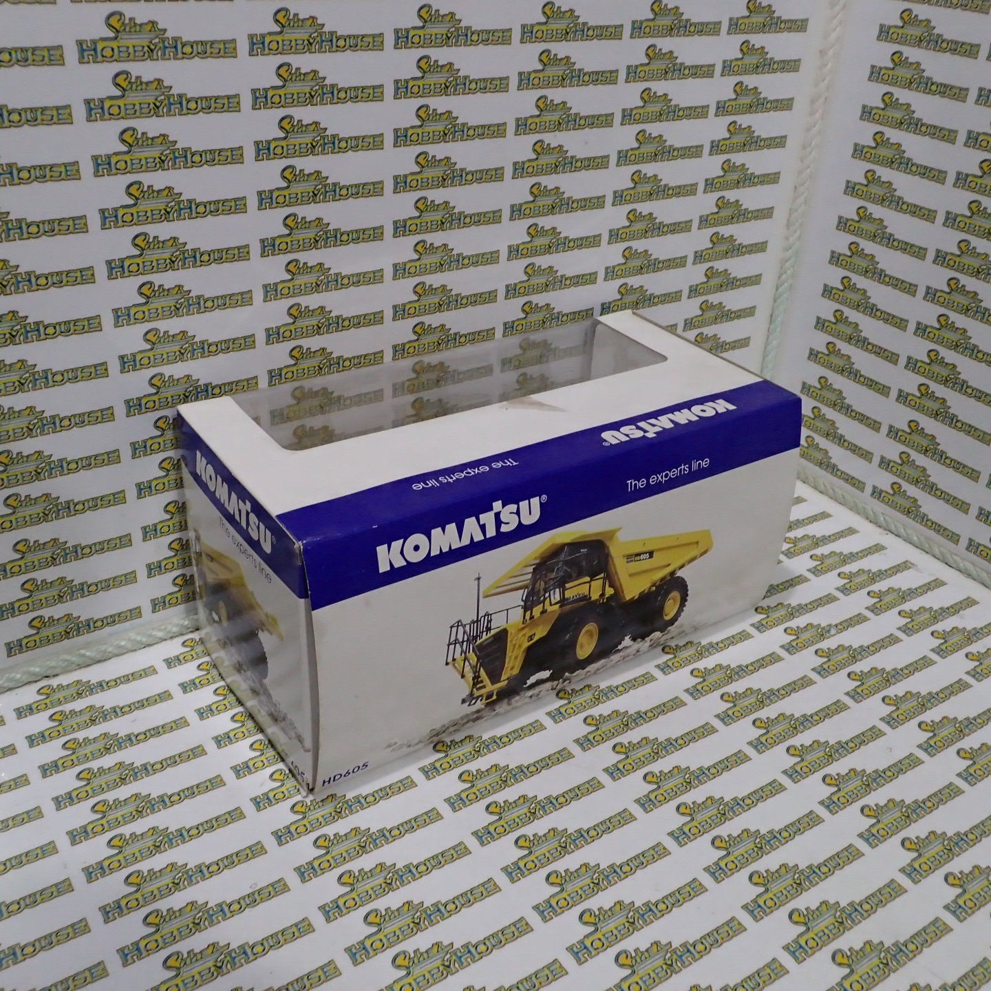 Universal Hobbies 8009U - 1/50 Scale Kamatsu HD605 Dump Truck the expert's line
