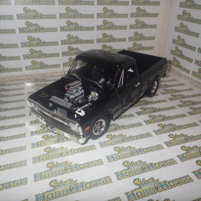 ACME A1807216 - 1/18 Scale 1970 CHEVROLET C-10 NIGHT TRAIN DRAG OUTLAWS