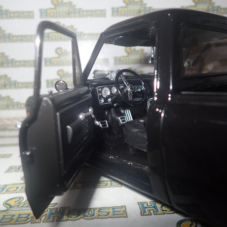 ACME A1807216 - 1/18 Scale 1970 CHEVROLET C-10 NIGHT TRAIN DRAG OUTLAWS