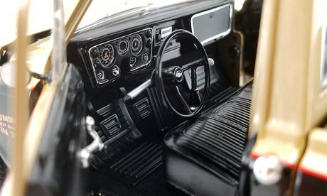 ACME - 1/18 Scale - A1807212 1967 CHEVROLET C10 - SMOKEY YUNICK