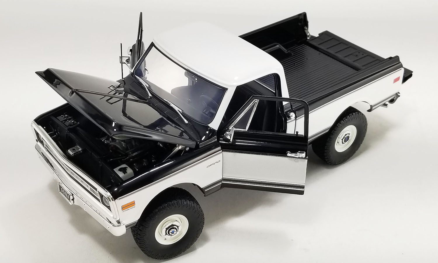 ACME A1807219 - 1/18 Scale 1969 Chevrolet K10 4x4 - Classic Black